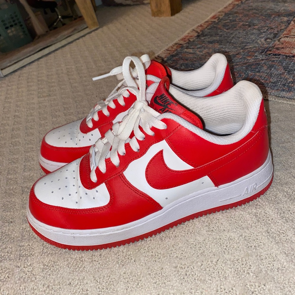 LIKE NEW Nike women’s sneakers red & white (size 7.5)